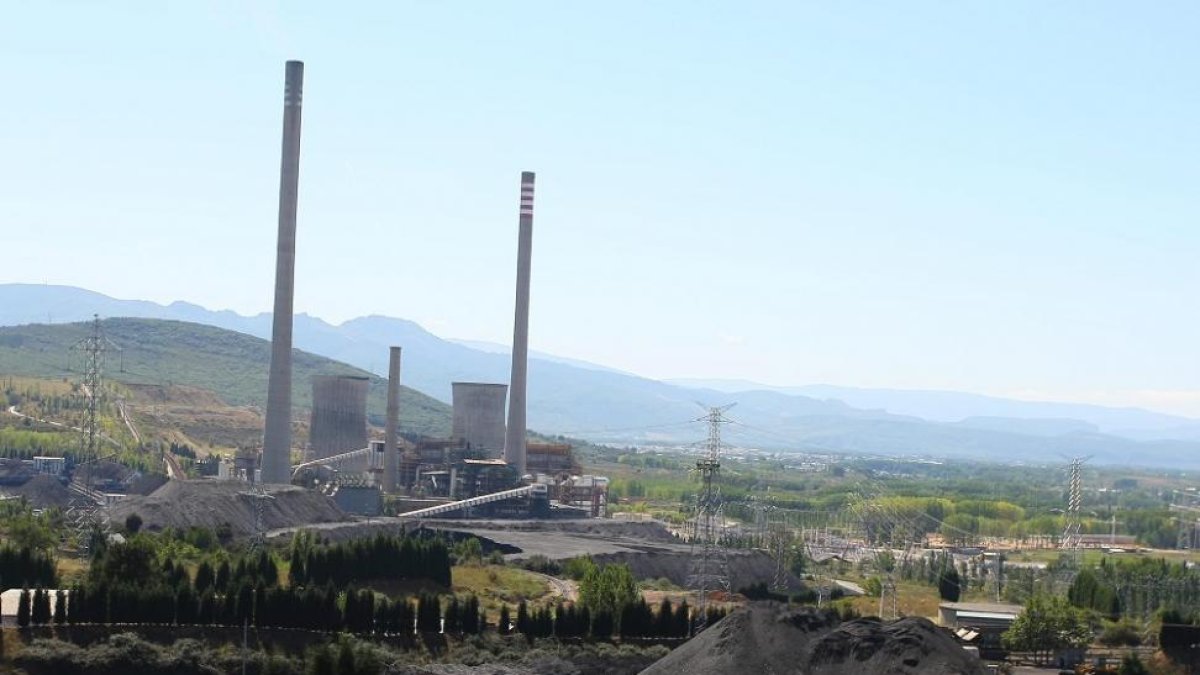 Planta térmica de Compostilla. A la derecha, fragmento del anuncio.-EM