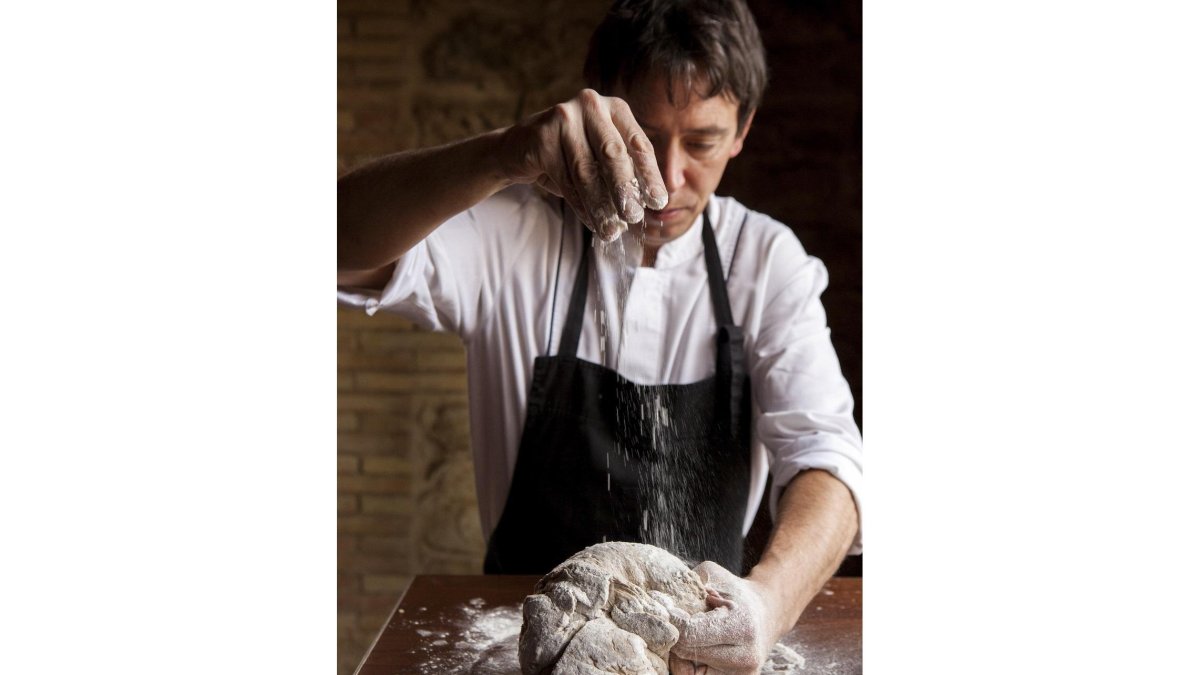El cocinero Pedro de Diego elabora el pan de centeno del restaurante.-ANEL GONZÁLEZ