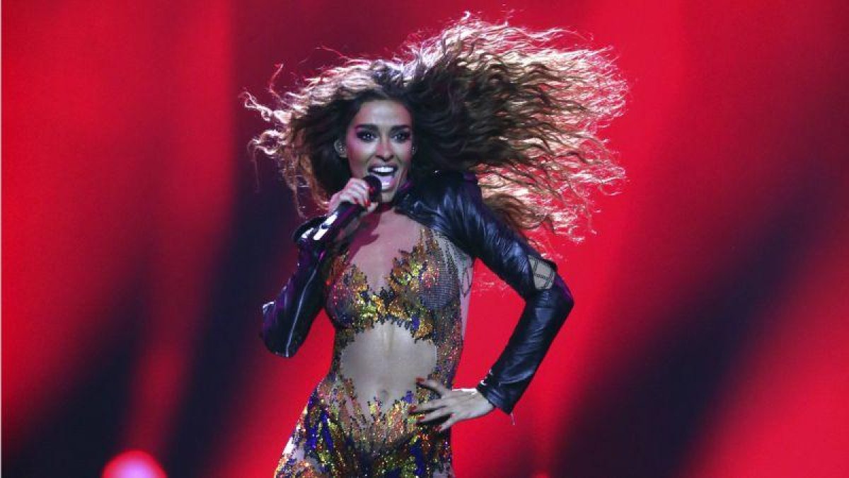Eleni Foureira, representante de Chipre en Eurovisión 2018, interpreta Fuego en la gala final del festival eurovisivo.-ARMANDO FRANCA (AP)