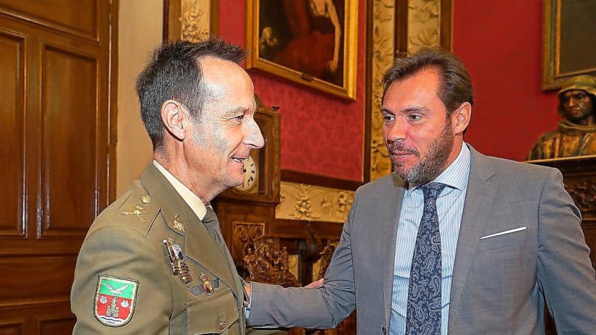 PUENTE Y SALGUEIRO DESPIDEN AL GENERAL GORJÓN-EL MUNDO
