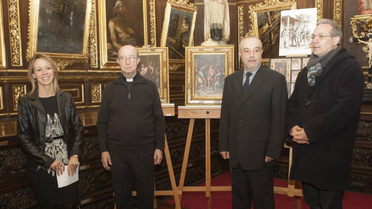 Patricia Ganado, restauradora de las obras, Juan Gonzalez, Dean de la Catedral, José Angel Rivera, director del museo catedralicio, y Bernardo Medina, director del taller de restauración de la diocesis, durante la presentación de la restauración de dos ta-Ical