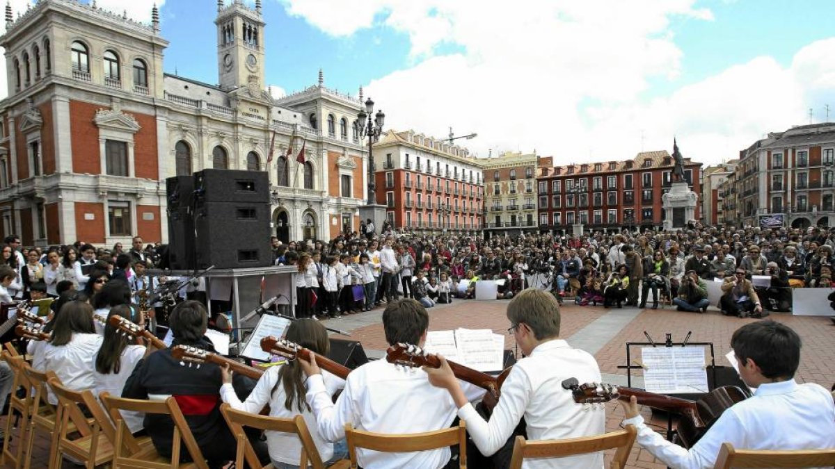 Los alumnos de la Escuela de Música durante un concierto que dieron en la plaza Mayor-Montse Álvarez