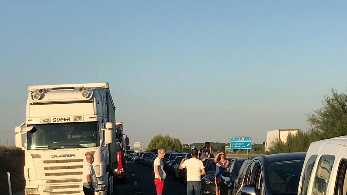 Colisión entre dos camiones y una furgoneta Retenciones en la A-62 en Tordesillas, por la colisión entre dos camiones y una furgoneta.-ICAL
