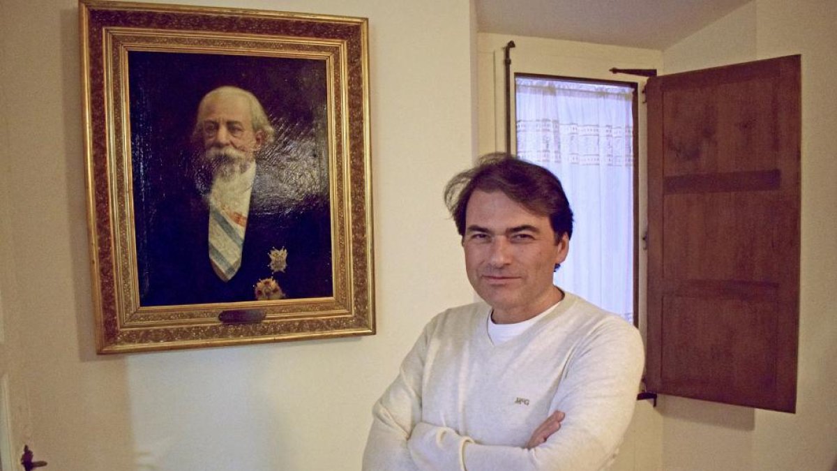 El profesor y escritor Pedro Ojeda, junto a un retrato de José Zorrilla en la Casa-Museo del poeta.-ARGICOMUNICACIÓN