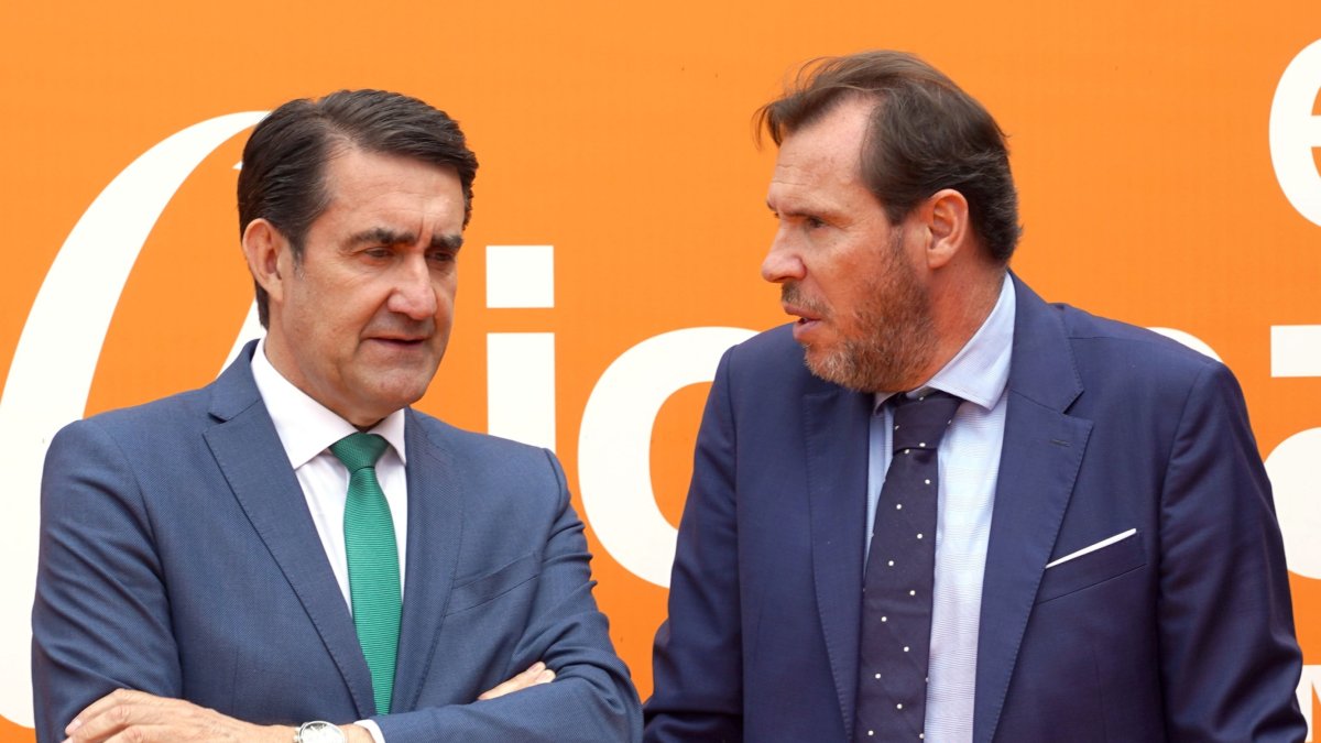 El consejero de Medio Ambiente, Vivienda y Ordenación del Territorio, Juan Carlos Suárez-Quiñones, y el alcalde de Valladolid, Óscar Puente, participan en el acto de inauguración oficial de la Feria Expobiomasa 2023. ICAL