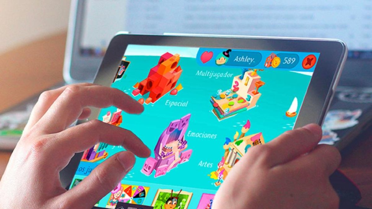 Un joven utiliza la APP en su tableta.-ICAL