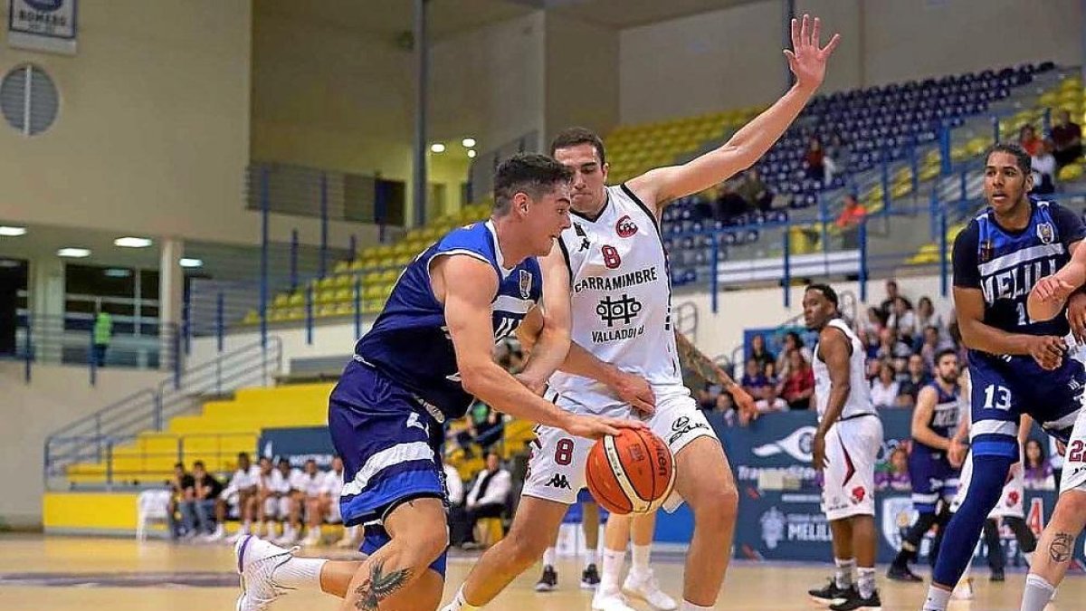 Reyes en una acción defensiva durante el primer duelo del playoff de ascenso.-NURIA RIOJA