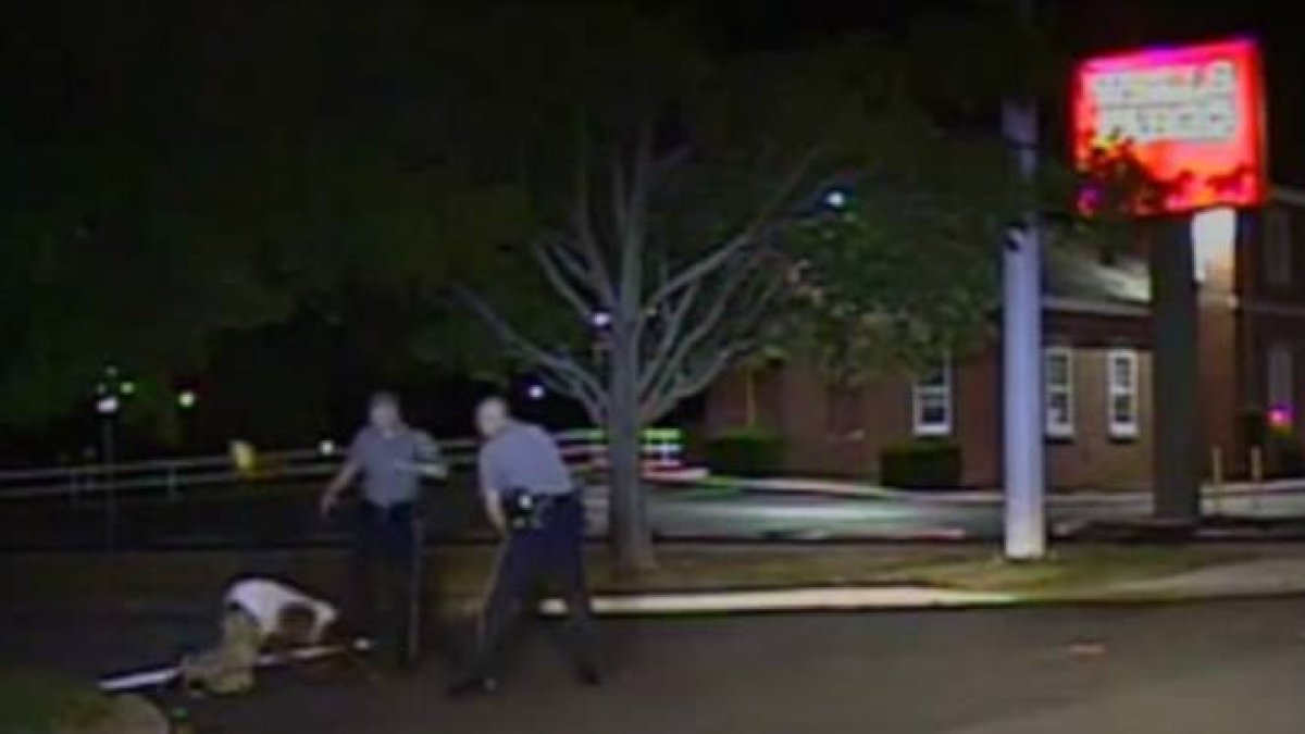 Un nuevo vídeo muestra un caso de violencia policial contra un sospechoso negro en EEUU.-Foto: YOUTUBE/ DOVER POLICE