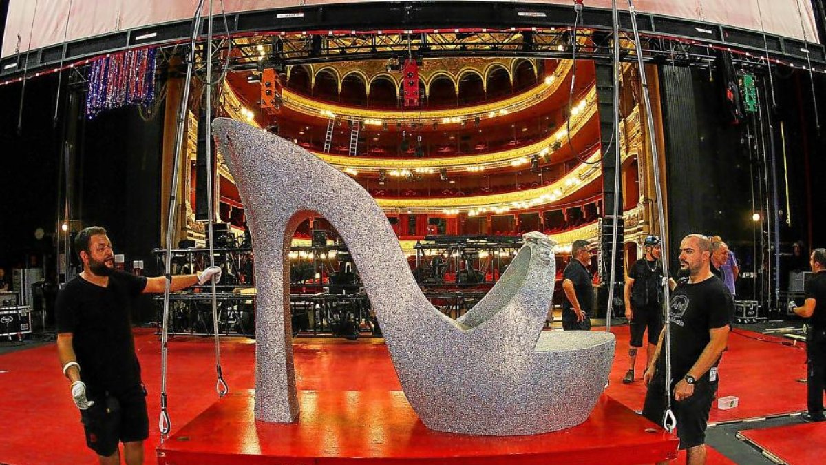 El Calderón prepara el escenario para el estreno, el próximo día 1 de septiembre, de ‘Priscilla, reina del desierto’.-J. M. LOSTAU