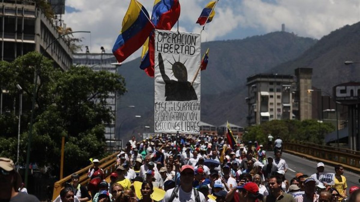 Miles de opositores venezolanos en la marcha de protesta en Caracas.-EFE / MIGUEL GUTIÉRREZ