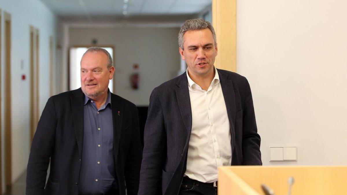 Los procuradores socialistas José Francisco Martín y Javier Izquierdo informan sobre la situación del déficit y de la industria en Castilla y León-ICAL