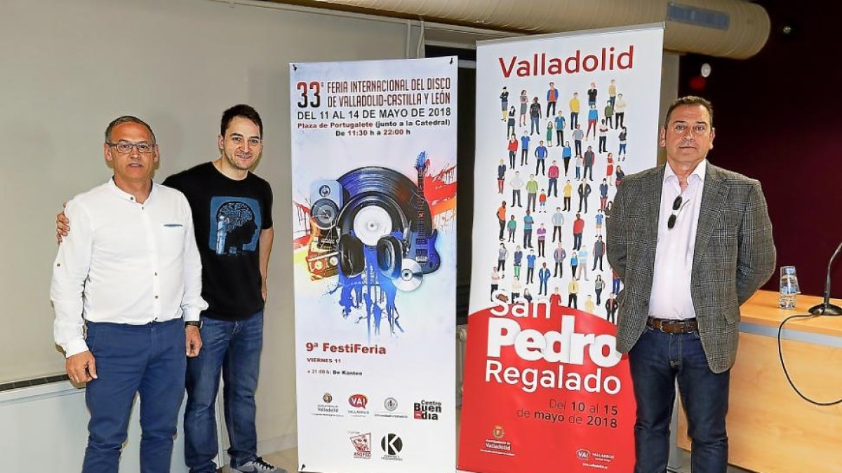 Juan Manuel Sanz, gerente de la FMC, Pablo Ruiz, de Kanteo y Javier Ramírez, con el cartel de la Feria.-J. M.LOSTAU
