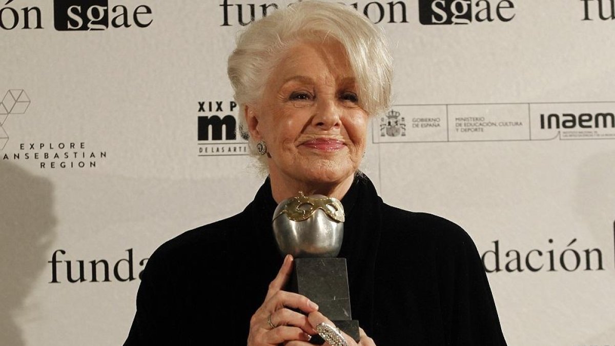 Lola Herrera recibe el premio Max del año 2016.-ICAL