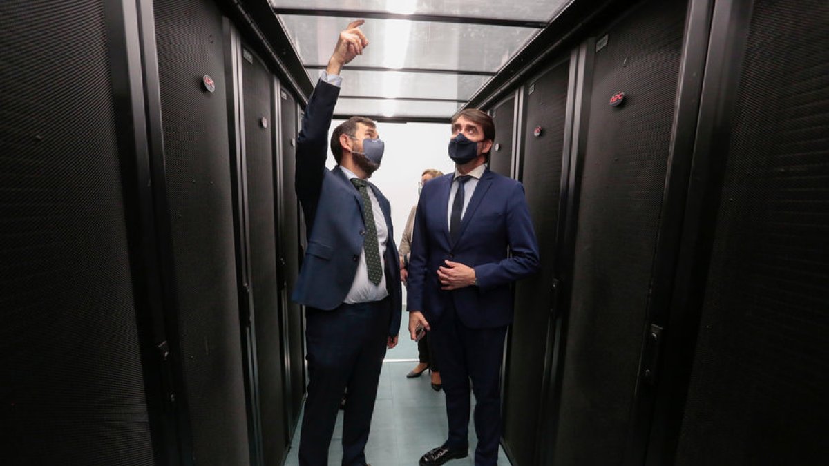 El consejero de Fomento y Medio Ambiente en funciones, Juan Carlos Suárez-Quiñones, visita el nuevo centro de procesamiento de datos de la Fundación Centro de Supercomputación de Castilla y León (Scayle). Junto a él, el director del centro, Vicente Matellán. -ICAL