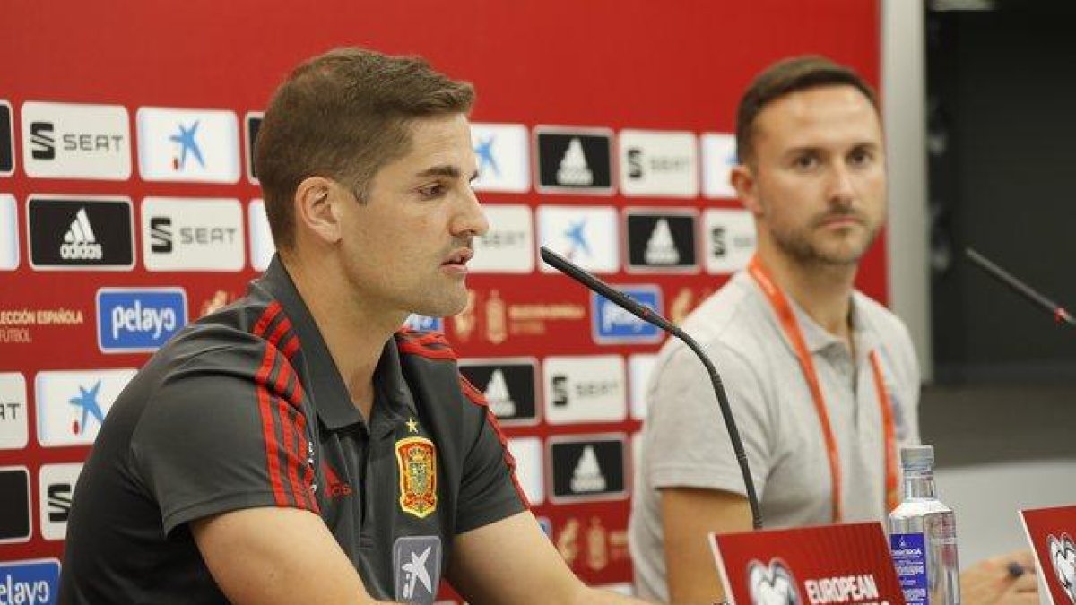 El seleccionador Robert Moreno (i) este viernes en rueda de prensa antes de jugar en Oslo ante Noruega.-EUROPA PRESS