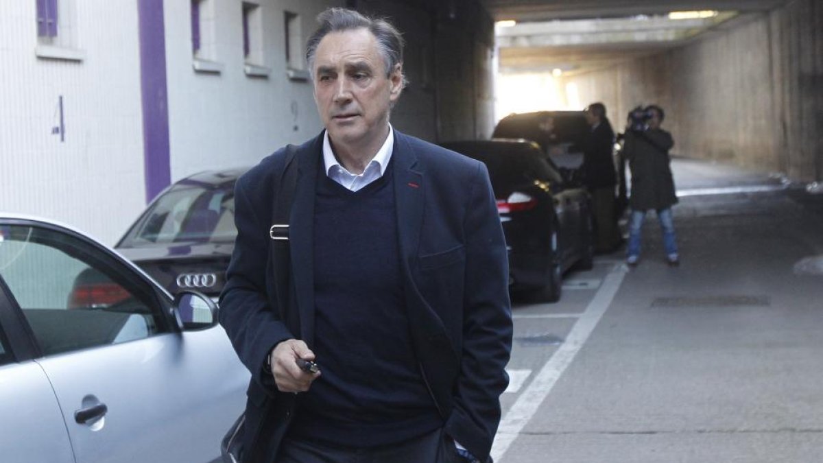 Portugal abandona las instalaciones de Zorrilla, ayer, tras despedirse de los jugadores.-J. M. LOSTAU