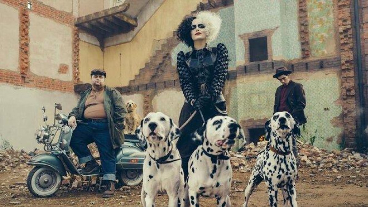 Emma Stone caracterizada como Cruela de Vil.-