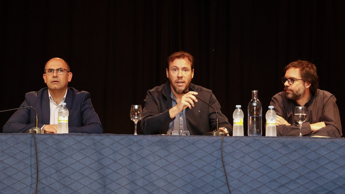 Luis Vélez, Óscar Puente y Álvaro Fernández durante la asamblea con los trabajadores de Auvasa. | PHOTOGENIC