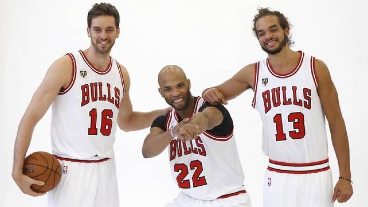 Gasol bromea con Gibson y Noah en la sesión fotográfica de los Bulls-AP