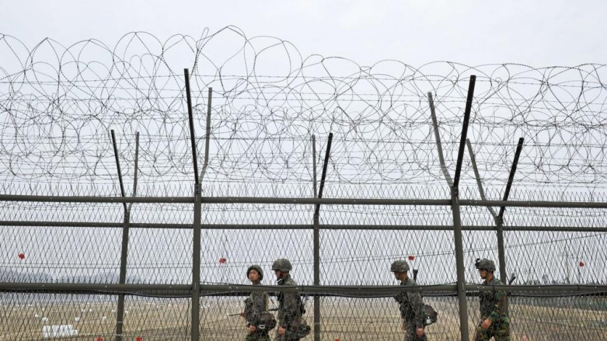 Soldados surcoreanos vigilian la zona militarizada DMZ en la frontera con Corea del Norte.-AFP / JUNG YEON-JE (AFP)