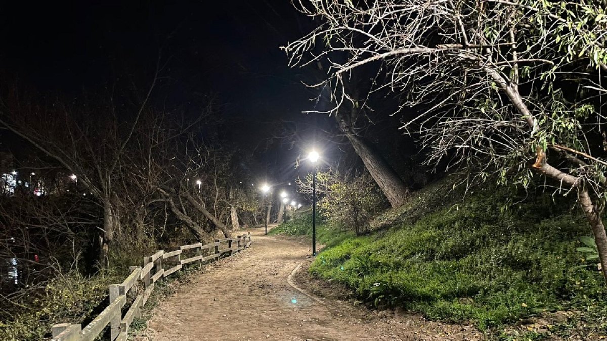 Iluminación del paseo peatonal del Renacimiento, junto a la ribera del Pisurga. E. M.