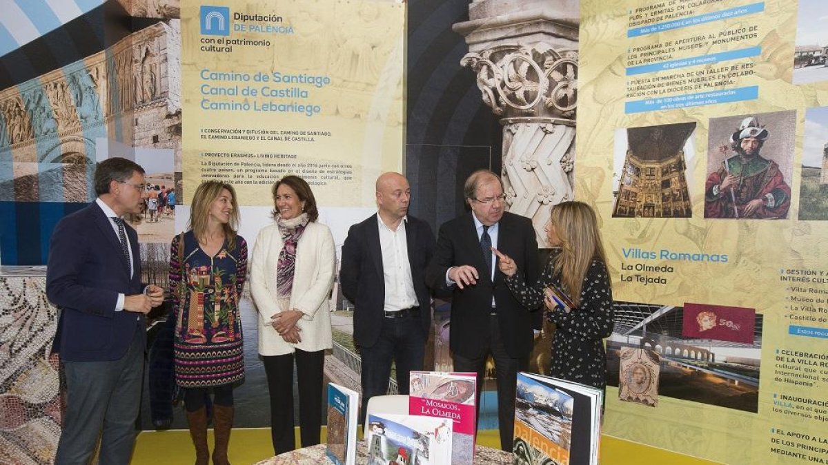 El presidente de la Junta y la consejera de Cultura, ayer, durante la inauguración de la XIBienal AR&PA en el Centro Cultural Miguel Delibes.-ICAL