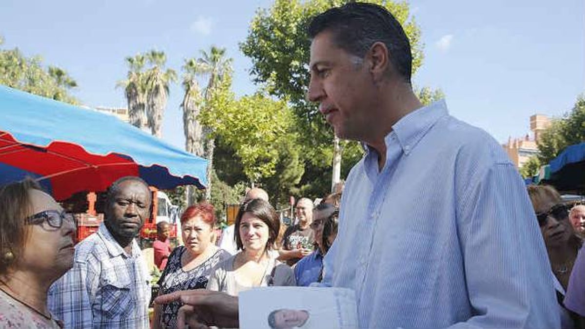 Campaña de Xavier Garcia Albiol, en un mercado de fruta de Mataró este sábado.-JOAN PUIG