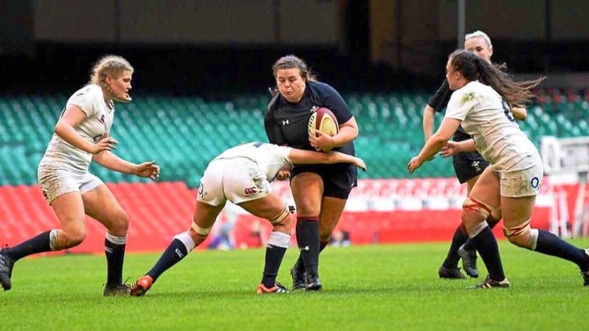 Isla Lewis, nueva jugadora de El Salvador, avanza con el oval.-WRU