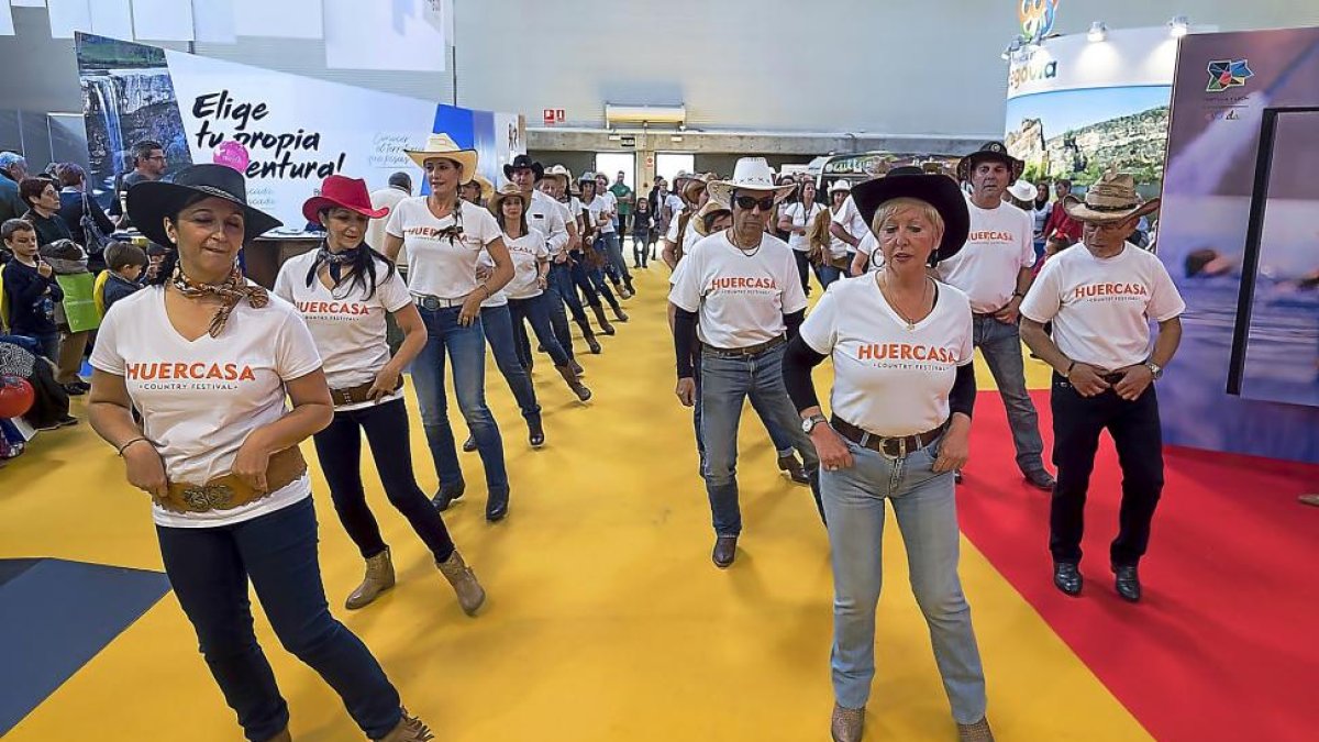 Actuación de baile country de Huercasa.-PABLO REQUEJO (PHOTOGENIC)