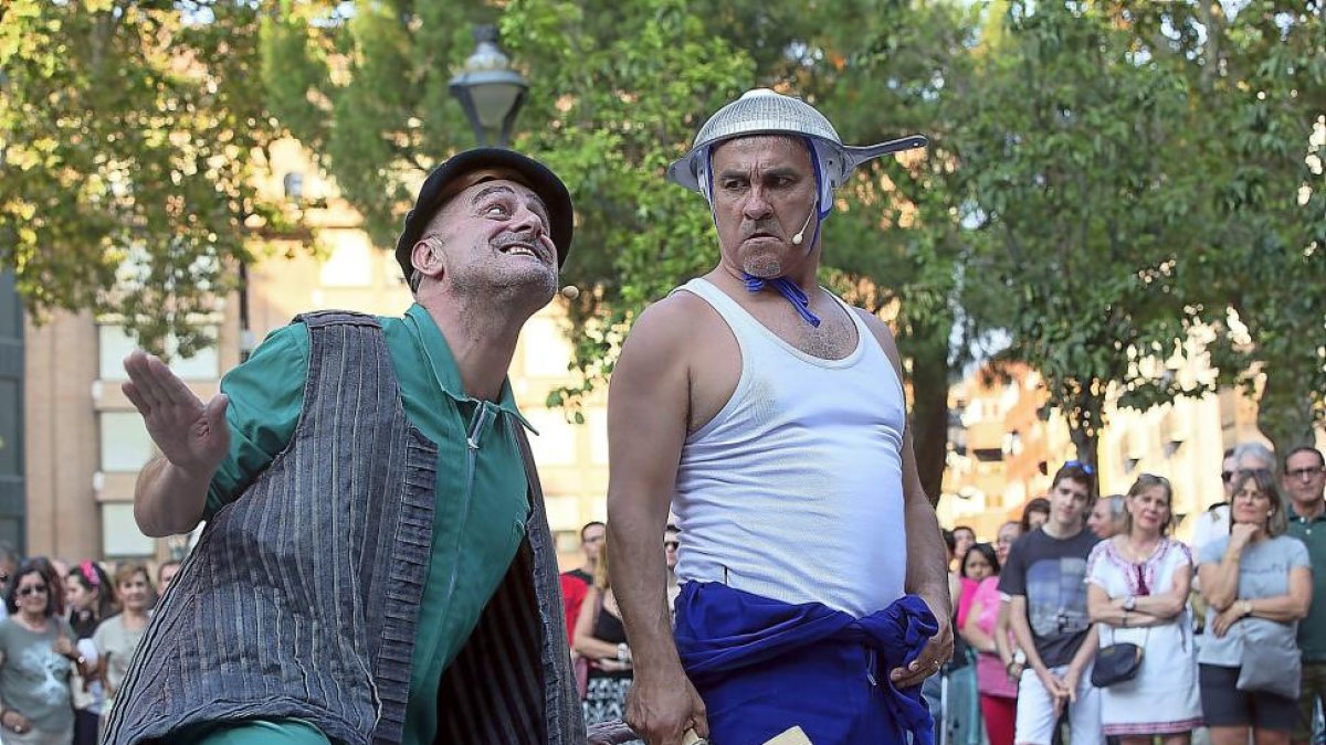 Los personajes de Don Quijote y Sancho Paza, en un momento de la representación.-PABLO REQUEJO