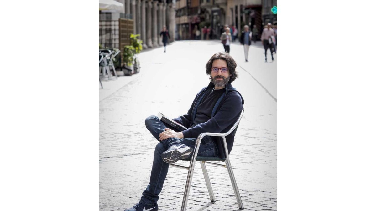 El escritor Andrés Neuman, ayer en la Feria del Libro de Valladolid.-F.L.V
