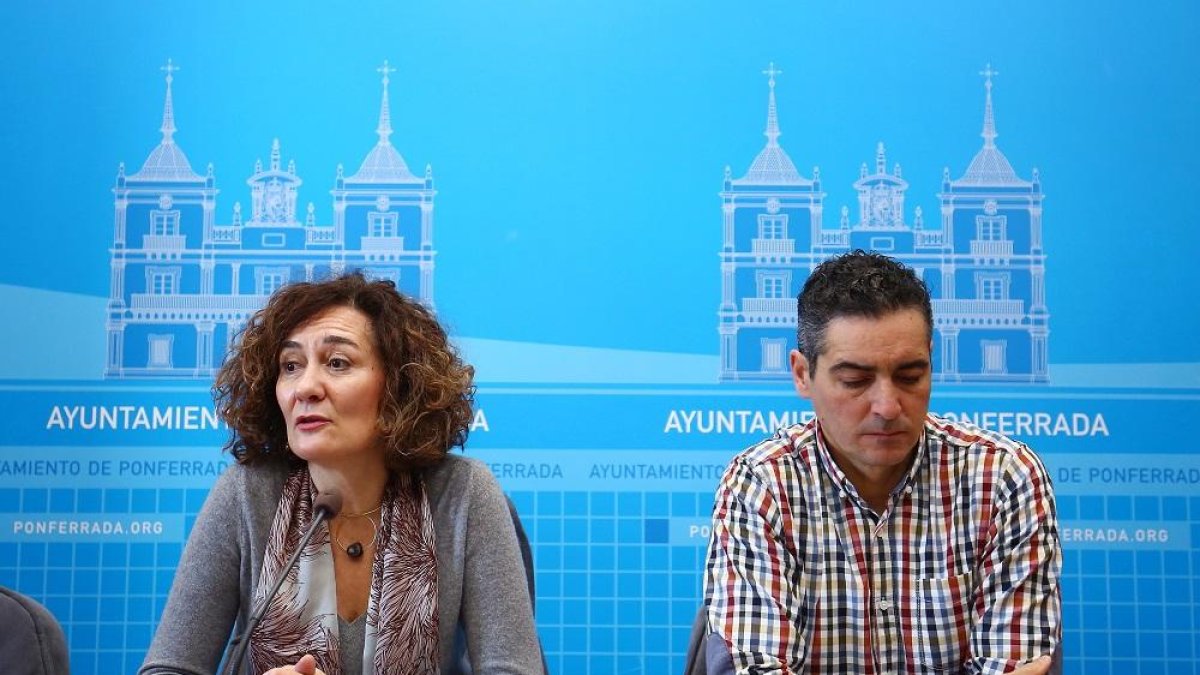 Gloria Fernández Merayo y el concejal de Fomento y Obras,  Roberto Mendo,-ICAL