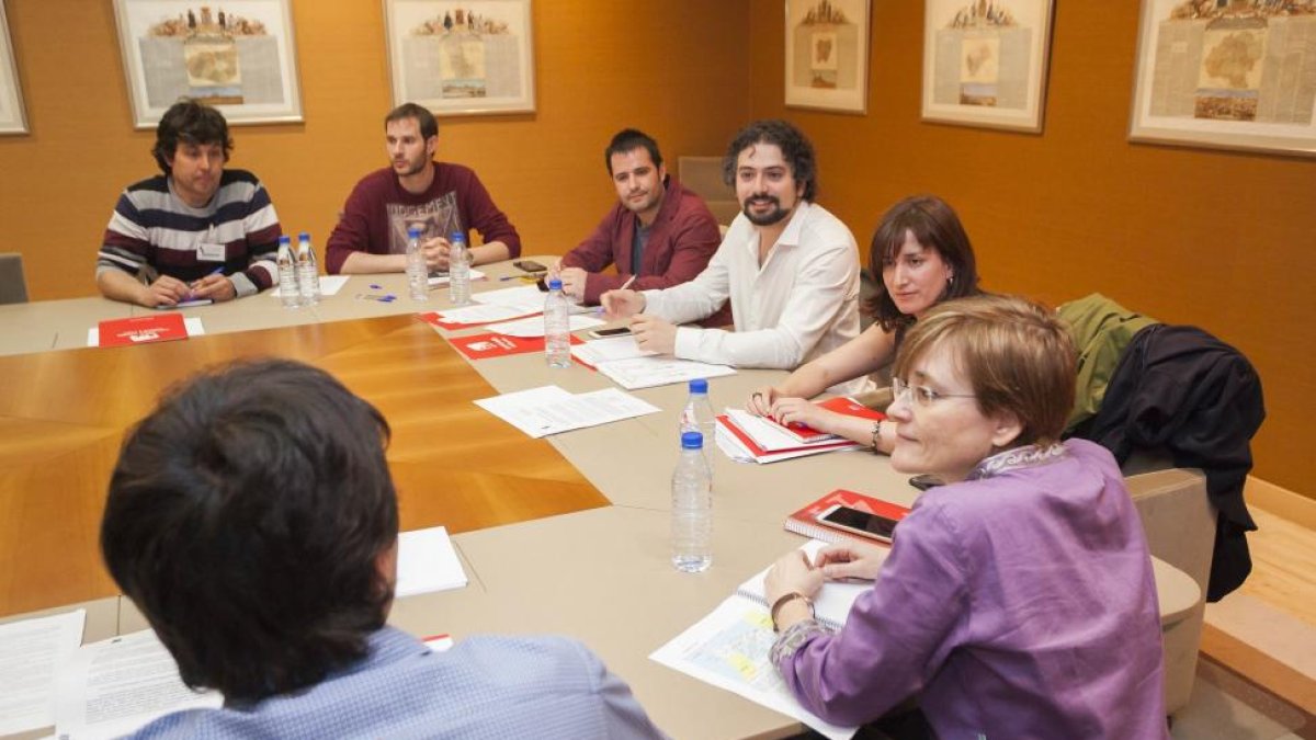 El procurador de IUCyL- Equo convergencia por Castilla y León, José Sarrión, se reúne con representantes municipales para estudiar iniciativas sobre el corredor ferroviariio de cercanías entre Palencia, Valladolid y Venta de Baños-ICAL