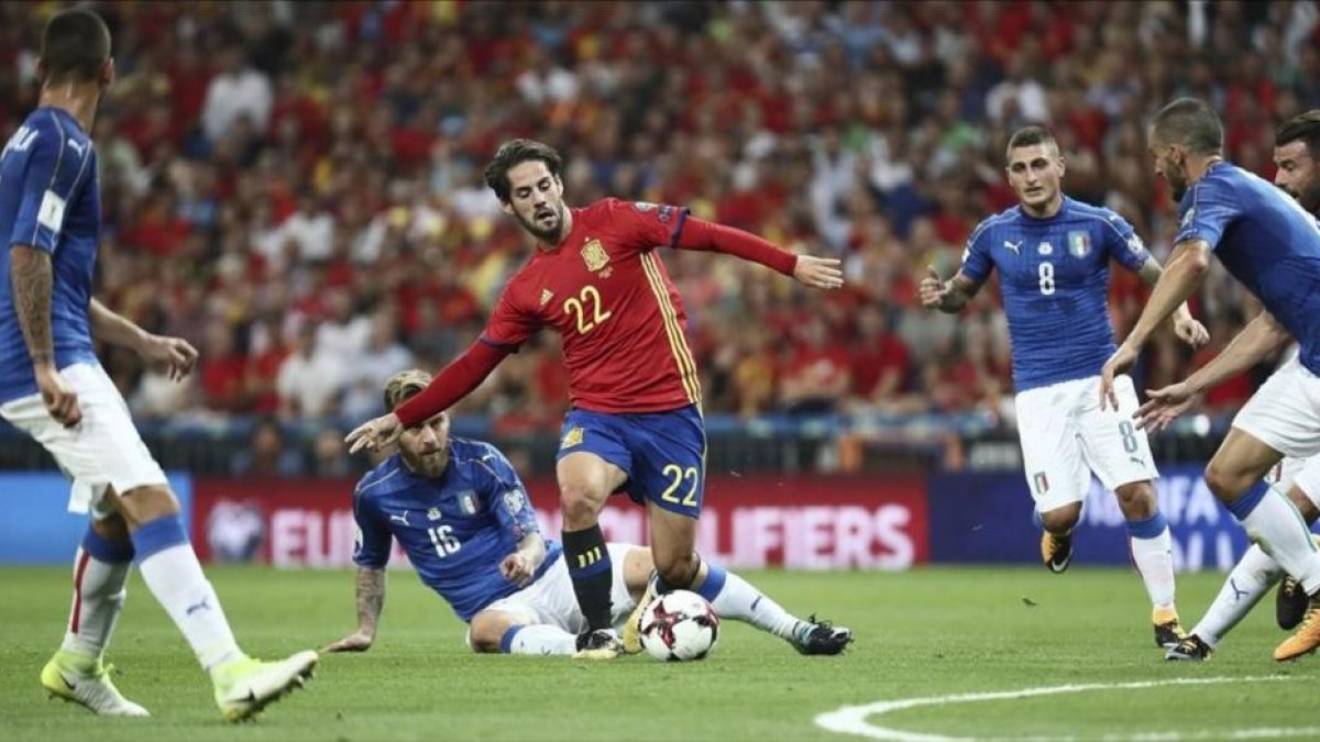 Isco avanza rodeado de contrarios durante el partido contra Italia.-MARISCAL / EFE