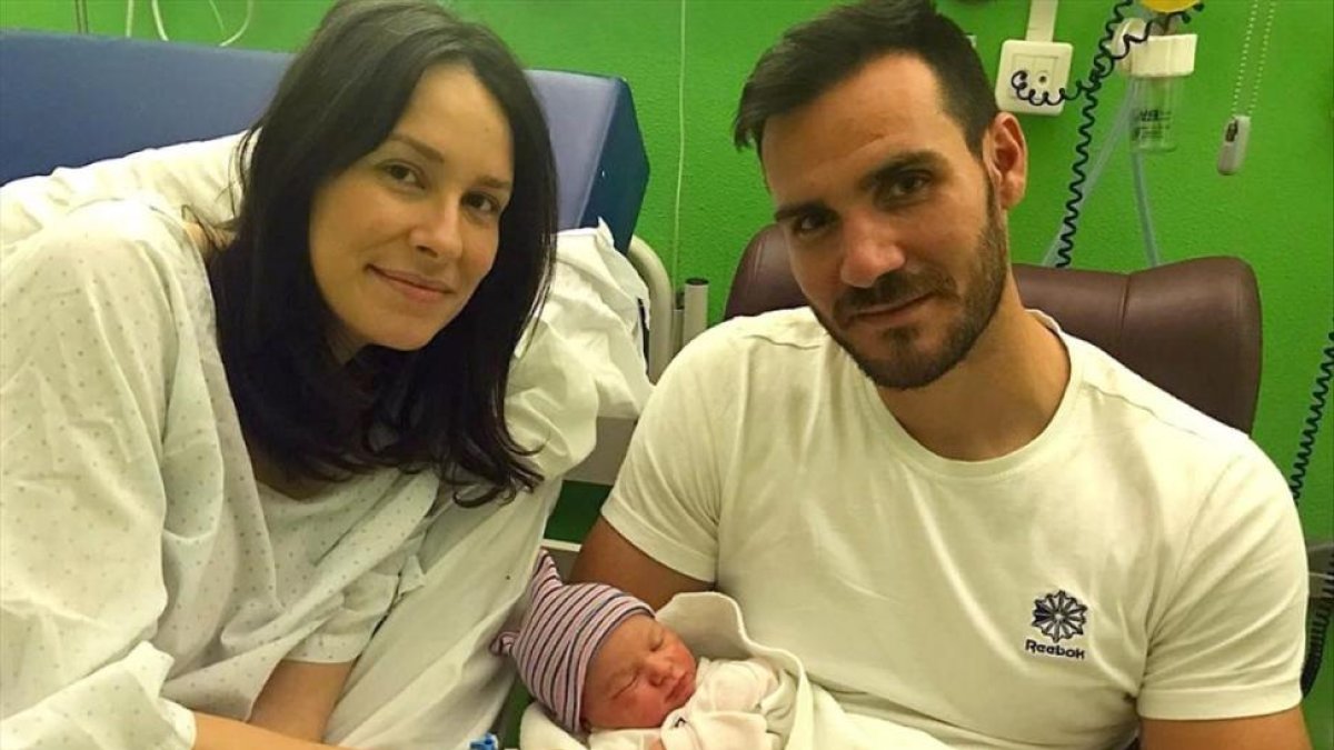 Saúl Craviotto y Celia García, con Alejandra.-PERIODICO (INSTAGRAM)