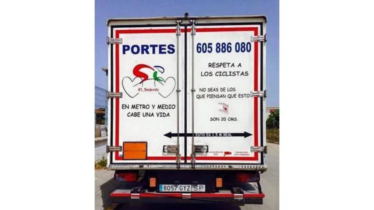 La imagen del camión respetuoso con los ciclistas.-