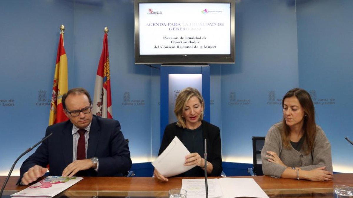 Alicia García, preside la reunión de la Sección de Igualdad de Oportunidades del Consejo Regional de la Mujer, que aborda la 'Agenda para la igualdad 2018-2020'. Junto a ella, la directora general de la Mujer, Esperanza Vázquez, yCarlos Raúl de Pablos-ICAL