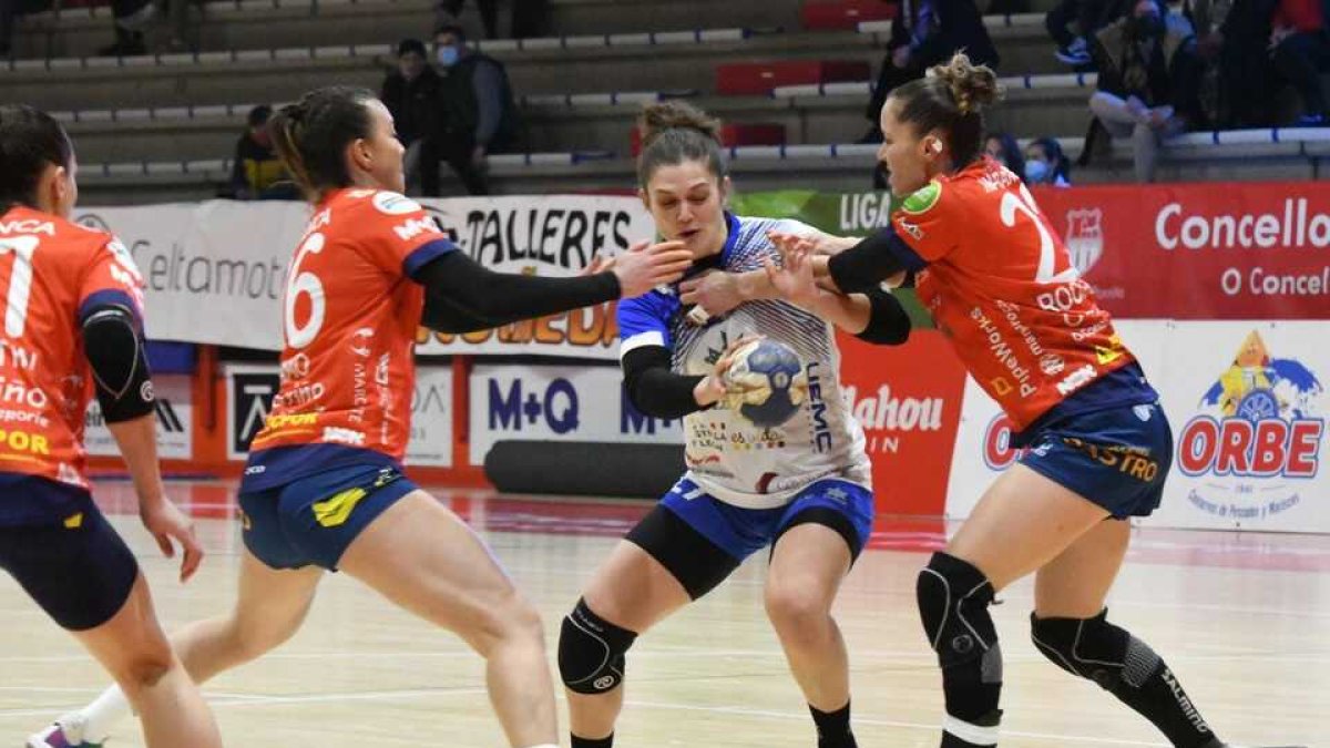 Elena Cuadrado es sujetada por dos rivales. / V. G. DE GARIBAY