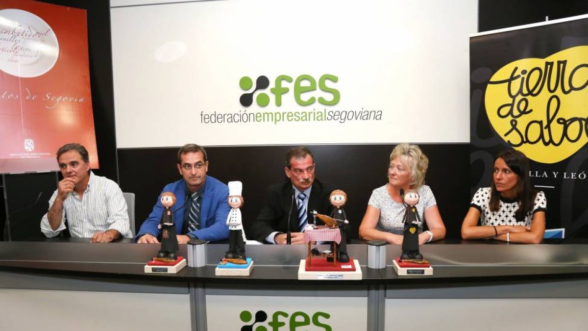 La Asociación de Camareros de Segovia inaugura la III Feria del Jamón de Castilla y León, que se celebra del 10 al 13 de septiembre en la avenida Fernández Ladreda-Ical