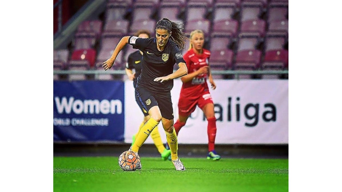 Laura Fernández conduce el balón durante uno de los encuentros disputados en Suecia.-LALIGA WOMEN
