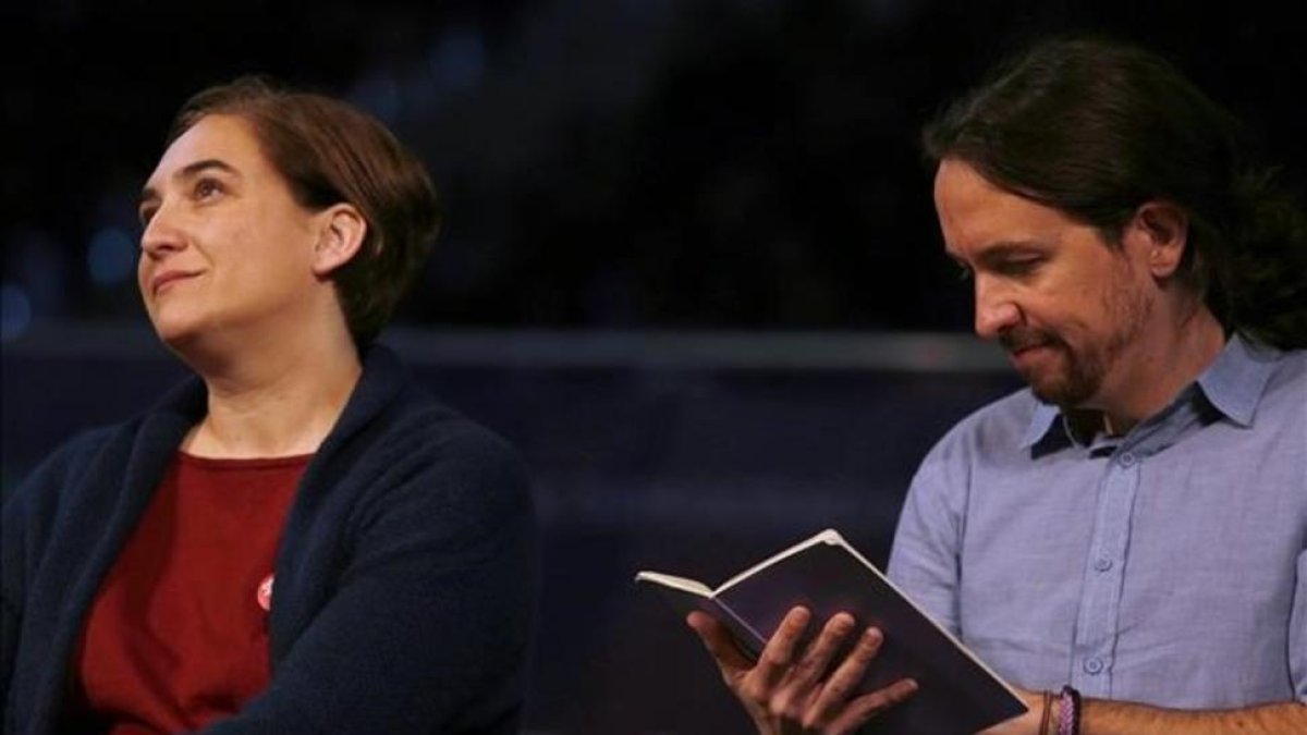 Ada Colau y Pablo Iglesias, en un mitin de Podemos en Madrid.-DAVID CASTRO