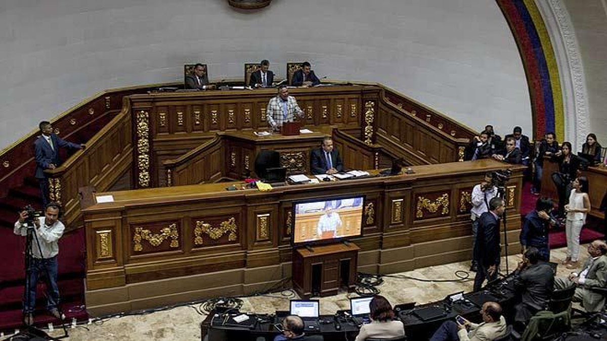El Parlamento de Venezuela aprueba iniciar un proceso político contra Maduro.-AP
