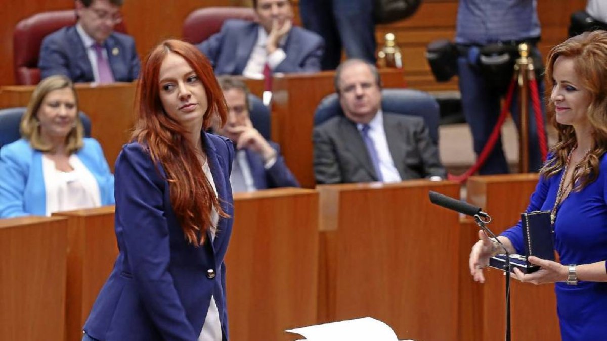 Lorena González de Podemos de 26 años, que rechazó la medalla en las Cortes. En la imagen Clemente se queda con el distintivo.-ICAL