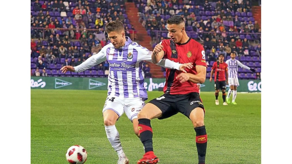 Keko defiende la posesión del balón ante el acoso de Valjent, durante el partido de Copa de Zorrilla frente al Mallorca.-PABLO REQUEJO