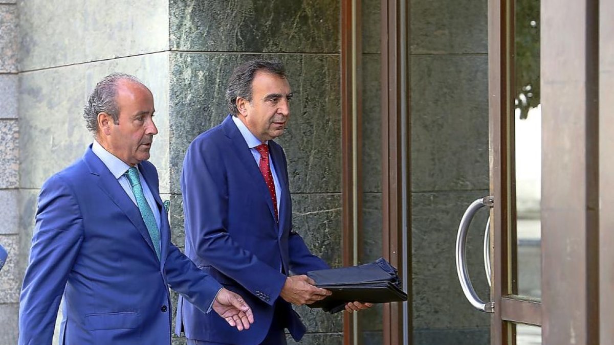 Francisco Esgueva, a la derecha, con su abogado a la llegada al juzgado.-ICAL
