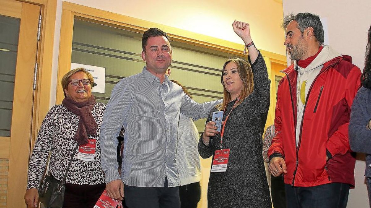 Alfonso Cendón recibe las felicitaciones de compañeros tras proclamarse vencedor en la segunda vuelta de las primarias del PSOE leonés.-ICAL