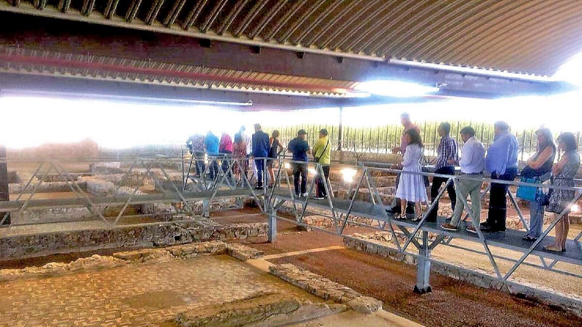 Participantes del encuento empresarial de la CVE ayer, durante una visita al Museo de las Villas Romanas.-CVE
