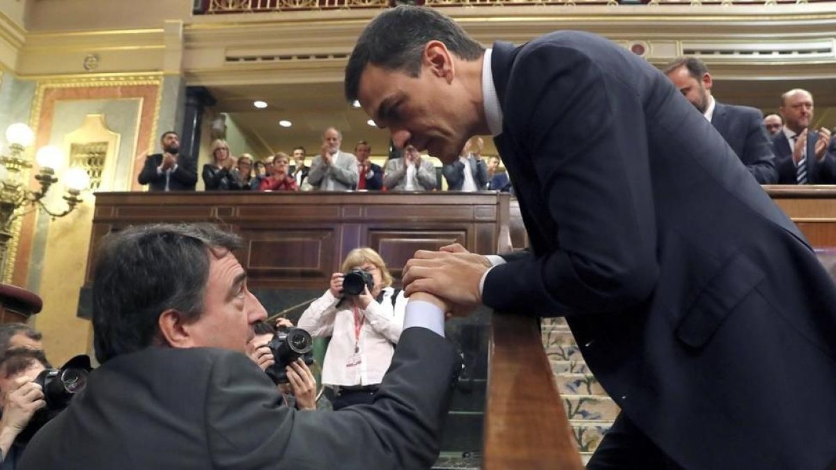 Sánchez saluda a Aitor Esteban-JJGUILLEN (EFE)