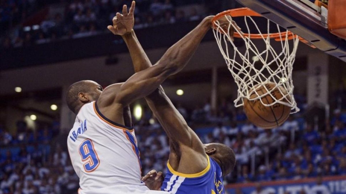 Ibaka machaca el aro ante Ezeli en el tercer partido del la final del Oeste.-MARK D. SMITH / USA TODAY SPORTS