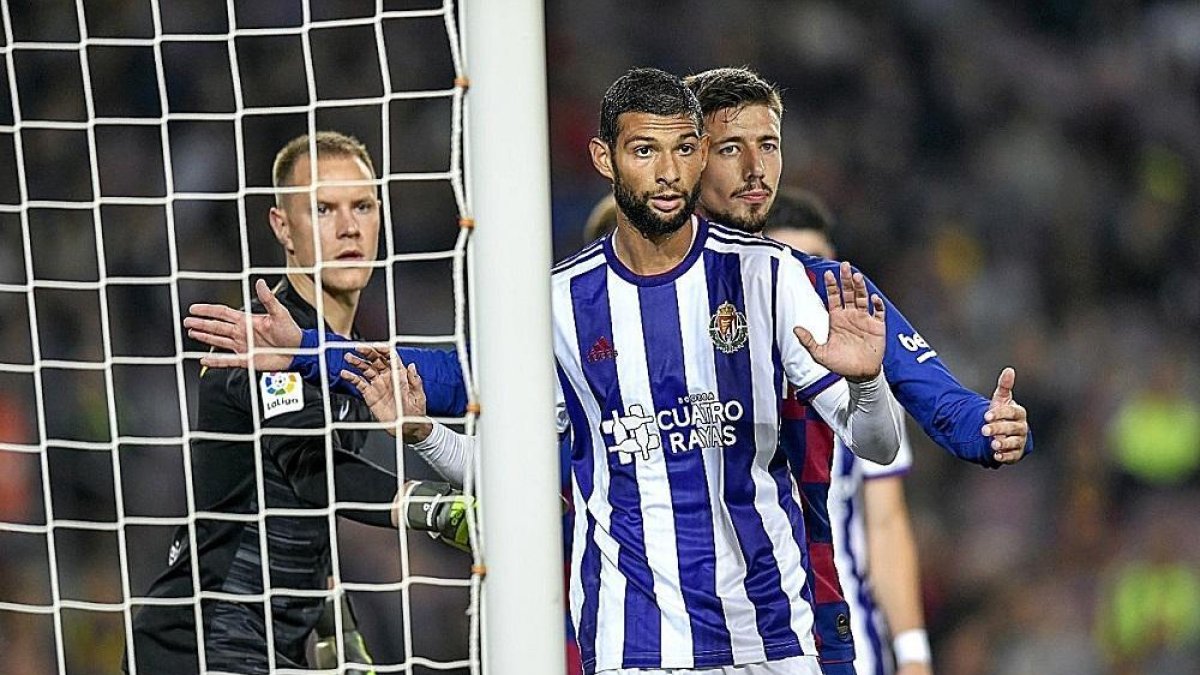 Joaquín en el partido del Camp Nou entre Ter Stegen y Lenglet.-PHOTO-DEPORTE